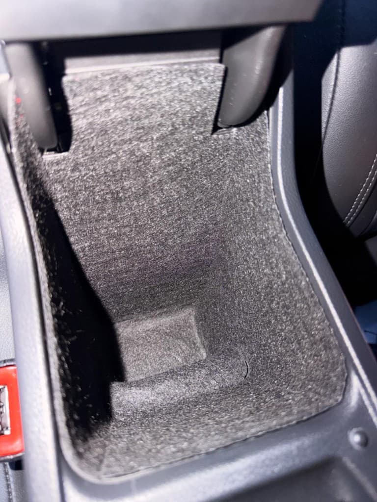 Apoio de braço revestido em feltro, detalhe do encaixe
