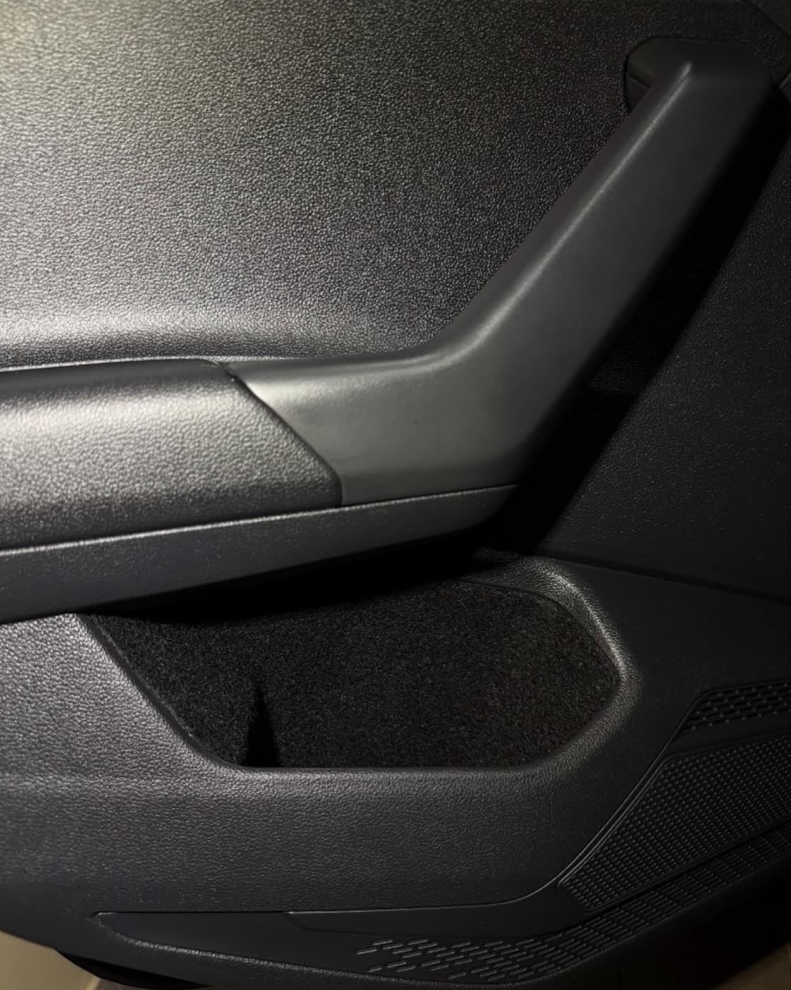 Kit Revestimento Interno — Polo — Detalhe do tecido automotivo no bolso de porta